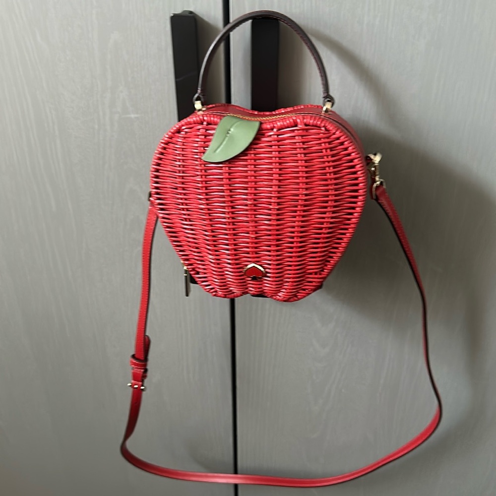 Kate Spade wicker crossbody  Apple purse. Fall 2022 collection